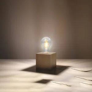 Namizna svetilka ARIZ les