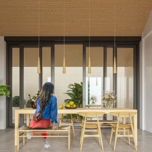 Obesna svetilka SULA 1 iz naravnega lesa