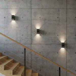 Stenska svetilka BLOCCO črna (10x12x20cm)