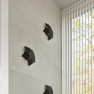 Stenska svetilka PENTA črna (30x30x8cm)